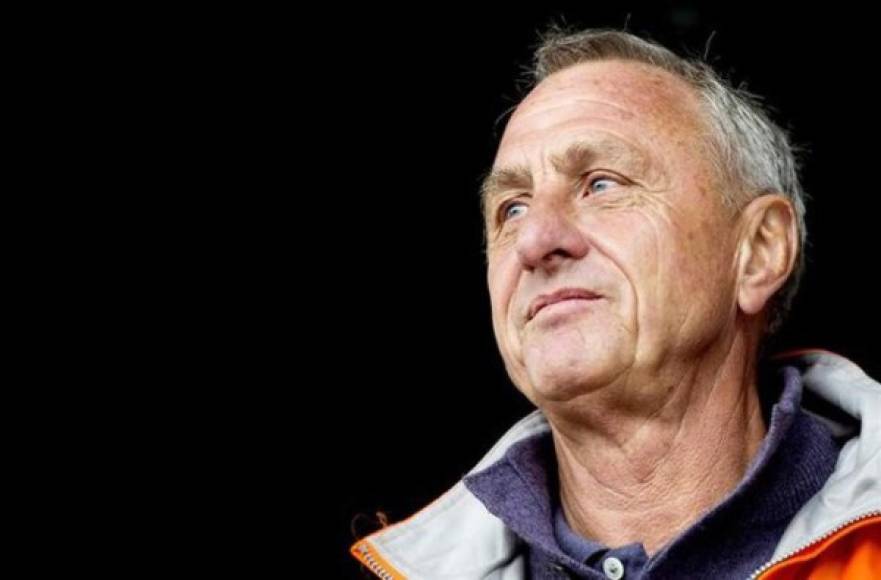 Cruyff fue sin duda uno de los mejores jugadores en la historia del fútbol mundial. El Ajax y el Barcelona disfrutaron de su talento. Ganó tres Balón de Oro. Hace unos falleció producto del cáncer.