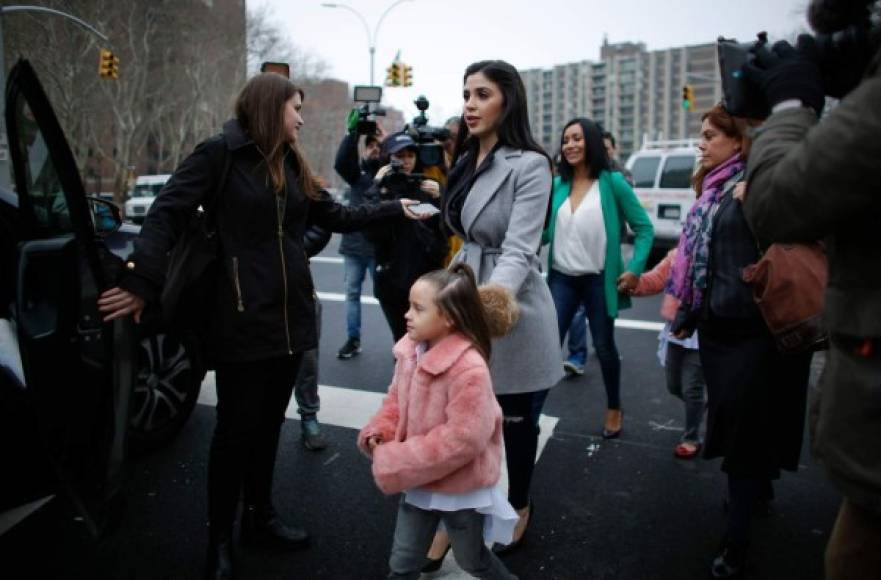 Tras cuatro años de matrimonio, Emma quedó embarazada de gemelas. Las hijas menores del Chapo, María Joaquina y Emali Guadalupe, nacieron en Estados Unidos al igual que su madre.