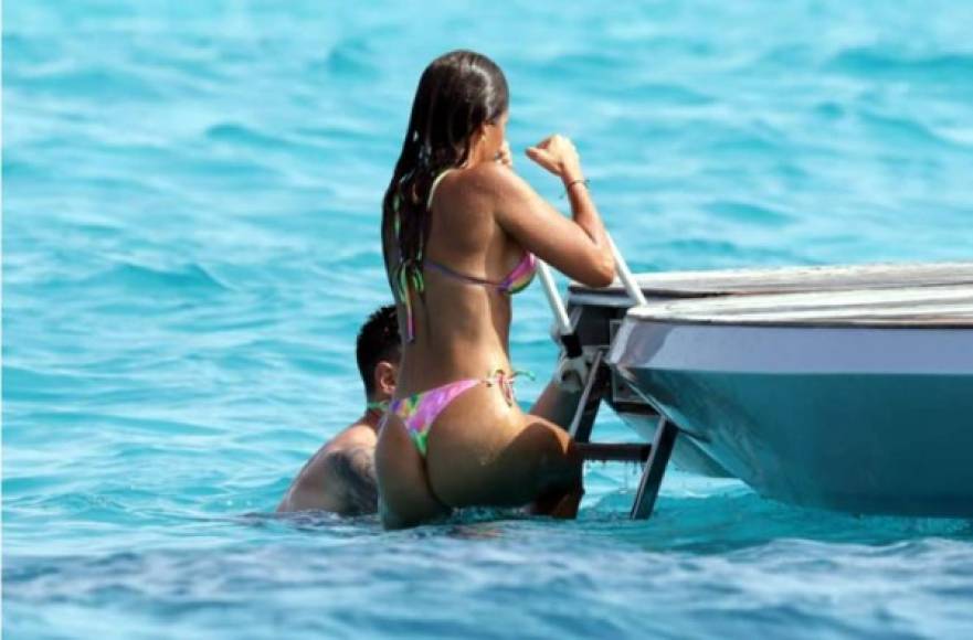 Antonela Roccuzzo saliendo del agua con la ayuda de Messi.<br/><br/>Foto cortesía Mundo Deportivo