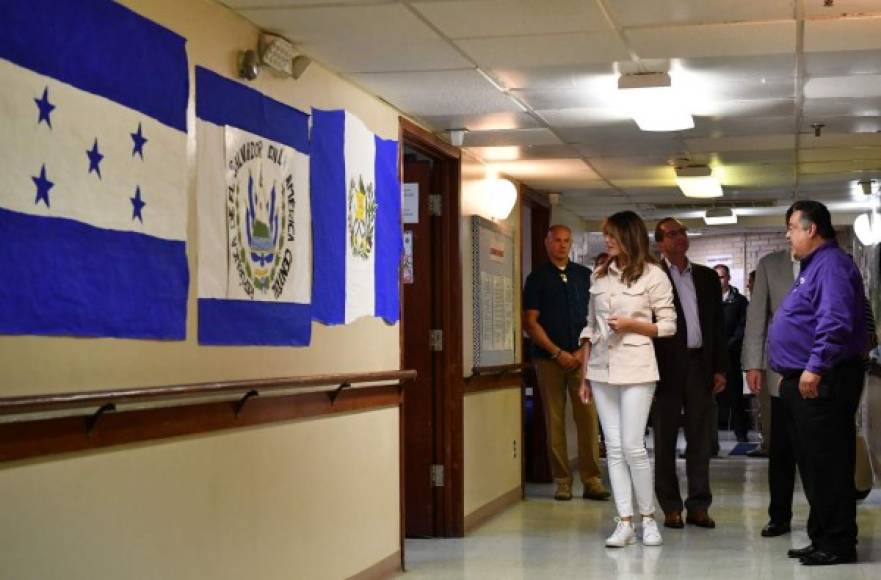 La primera dama recorrió las instalaciones, adornadas por banderas de Honduras, Guatemala y El Salvador.