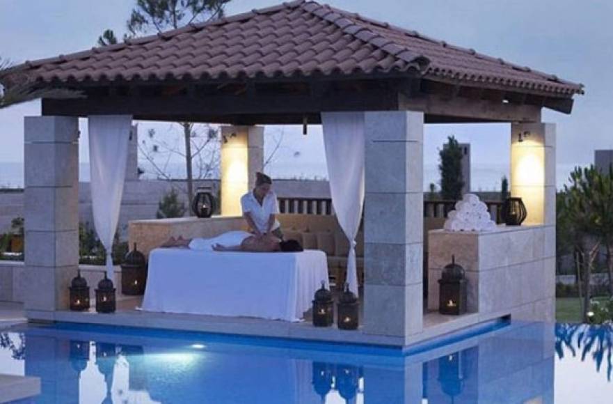 Este complejo turístico, en la península del Peloponeso, cuenta con suites cuyos precios van de los 3.000 a los 7.000 euros el día.