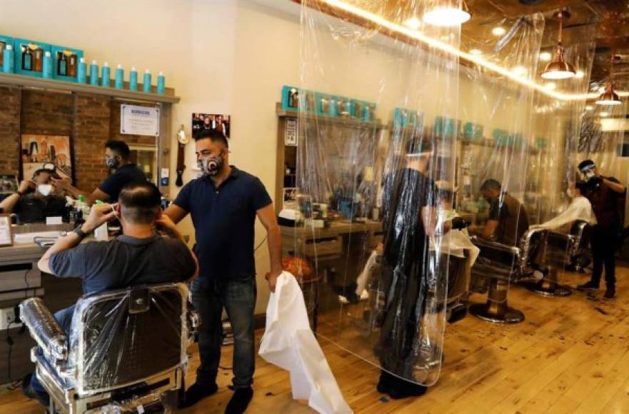 Las peluquerías son otro de los negocios que han levantado las persianas metálicas en Nueva York y que pueden atender a los clientes, pero por turnos y con cita previa. Se han podido ver incluso algunas colas en barrios como el Upper West.<br/>