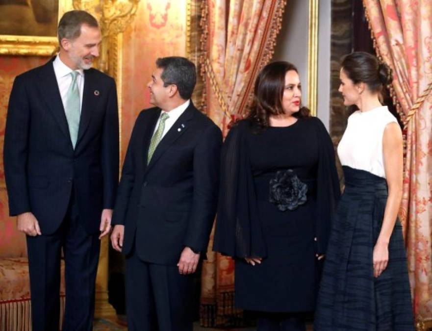 Para la ocasión la primer dama de Honduras, Ana García, optó por un vestido negro con medias y zapatos a juego. Mientras que la reina Letizia llevó un traje una falda de talle alto de la colección Conscious de H&M combinada con blusa Hugo Boss.