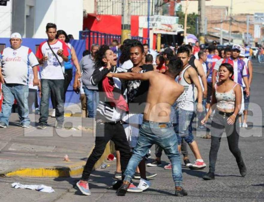 Momento en que los aficionados olimpistas se daban varios golpes.