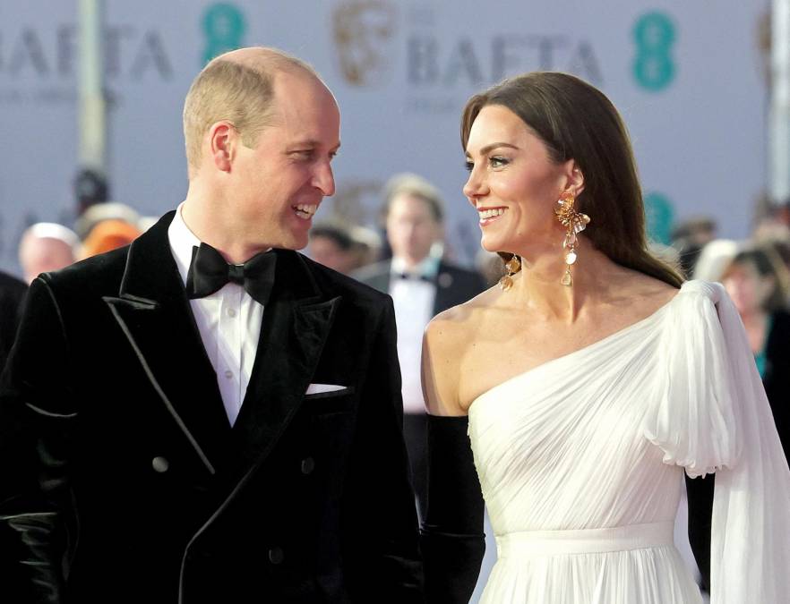 La ceremonia de los premios Bafta, en la que estuvieron presente el príncipe Guillermo y su esposa, Kate Middleton, fue el escenario en el que la actual Princesa de Gales volvió a ser la invitada más glamurosas de la cita, con un diseño asimétrico al que quiso dar una segunda oportunidad.
