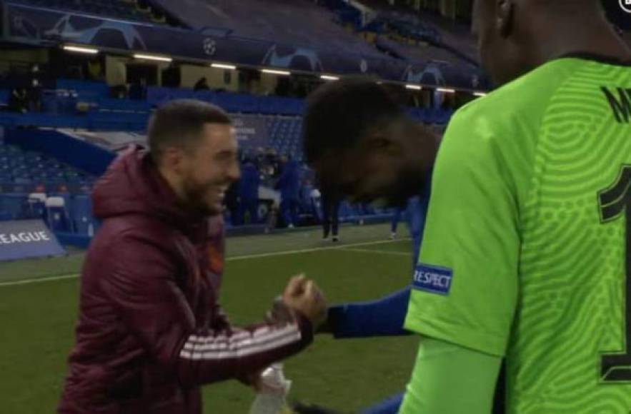 Esta imagen de Hazard riéndose con los jugadores del Chelsea al final del partido enfada al madridismo.<br/>