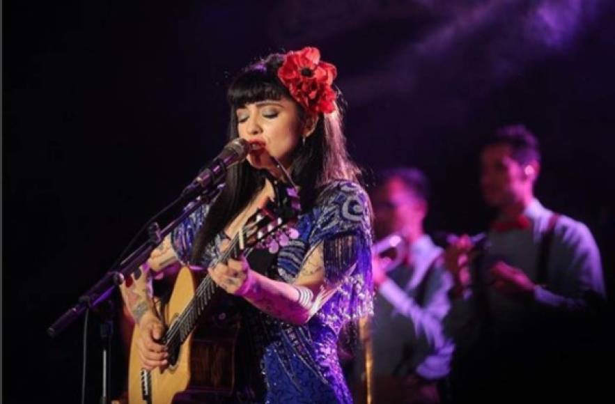 Mon Laferte alcanzó reconocimiento en Chile gracias a su participación en el programa de televisión buscatalentos Rojo fama contrafama en 2003, en el cual ganó el tercer lugar de la segunda generación de ese evento televisivo. Siendo partícipe de este programa, vino a Honduras en la gira de su disco La chica de Rojo.