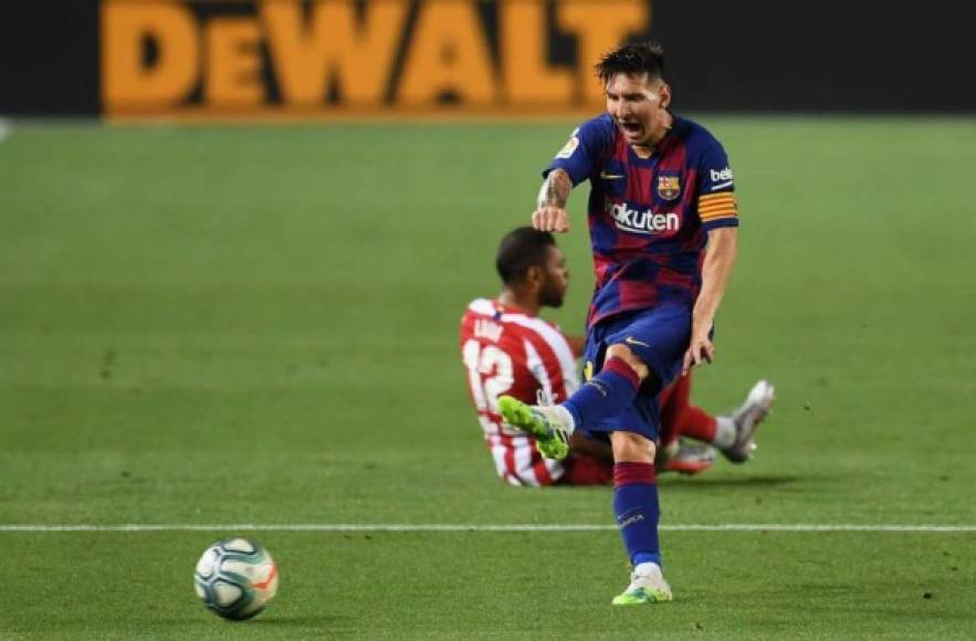 La rabia de Messi luego de que el árbitro le pitara una falta que le cometió a Renan Lodi.