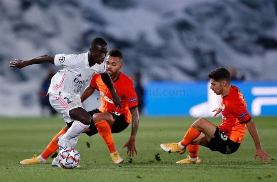 Ferland Mendy - El francés es el único de la defensa que se salva, mantuvo el nivel y lo intentó en ataque. Incluso, le tocó jugar de lateral derecho ante las bajas.