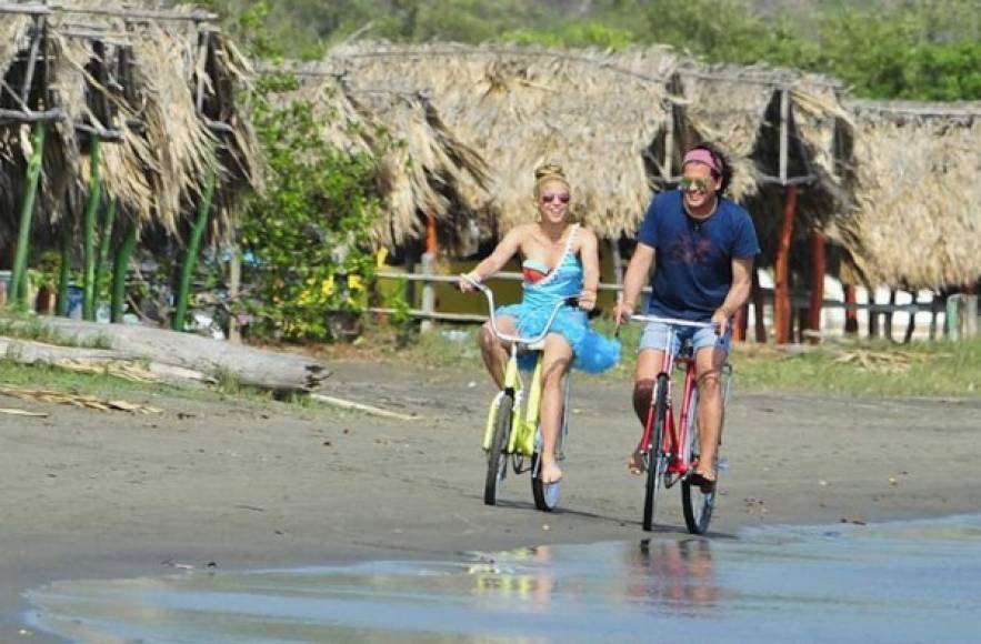 Las grabaciones de La bicicleta comenzaron en Santa Marta, ciudad natal de Vives, para trasladarse a la vecina ciudad de Ciénaga, en el Parque Natural Isla de Salamanca, en Barranquilla y en las playas del cercano balneario de Puerto Velero.