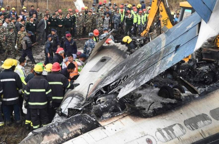Desde el terreno de fútbol en el que se estrelló el avión se elevaban columnas de humo.
