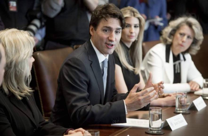 Los fotógrafos y periodistas en la reunión entre Trudeau y un grupo de empresarias captaron con detalle las miradas de Ivanka al primer ministro canadiense.