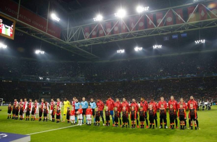 Los equipos de Ajax y Real Madrid al momento que sonaba el himno de la Champions League en el estadio Johan Cruyff Arena.