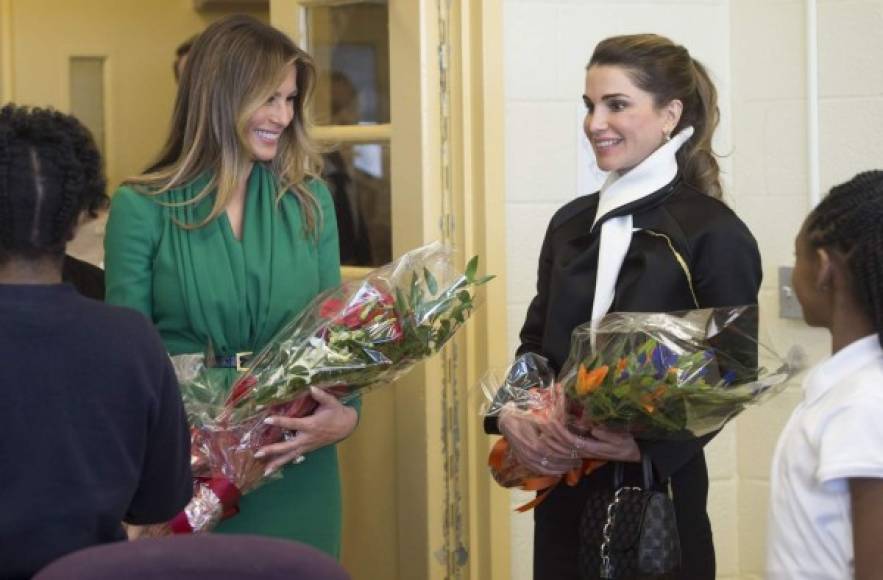La primera dama y la reina fueron recibidas con flores por las estudiantes de la escuela que visitaron en Washington.
