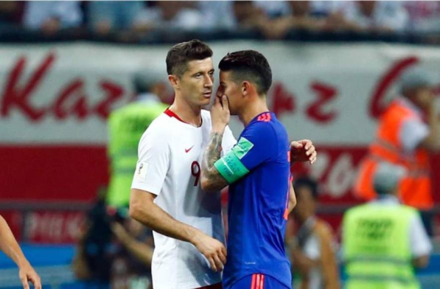 James habló con Lewandowski al final del partido. Foto AFP