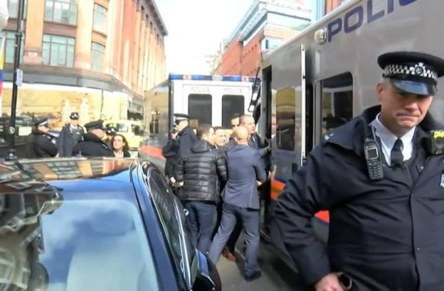 Imágenes de televisión mostraron como agentes de la policía londinense sacaban a Assange, con larga barba blanca, arrastras del edificio de la embajada ecuatoriana, situada en el elegante barrio de Knightsbridge, donde había entrado en 2012 para escapar a una extradición a Suecia cuyas bases no prosperaron.