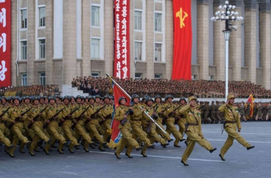 El Ejército norcoreano exhibió su músculo militar al mundo, tras abrir las puertas a los periodistas internacionales para cubrir el desfile.