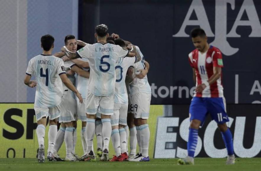 La celebración de los argentinos tras el gol de Nicolás González.