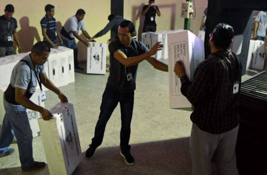 Workers load election material onto a van for its distribution throughout the country, for the upcoming general election, on November 20, 1017 in Tegucigalpa. <br/>Honduras will hold elections next November 26 to choose president, three vicepresidents, 128 deputies for the local congress an 20 for the Central American (Parlacen) and 128 mayoralties. / AFP PHOTO / ORLANDO SIERRA