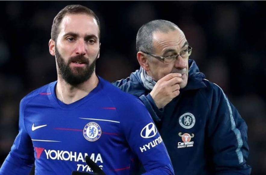 El nuevo entrenador de la Juventus, Maurizio Sarri, se ha acordado de Gonzalo Higuaín y le gustaría tenerlo en la 'Vieja Señora'. 'Le aprecio mucho, todos lo saben, pero depende de él', dijo. El técnico italiano ve con buenos ojos volver a contar con El Pipita, 'hay una serie de dirigentes que sigue a los futbolistas y que opinan, en el caso de Gonzalo, yo puedo hacer esa valoración porque lo conozco muy bien'.