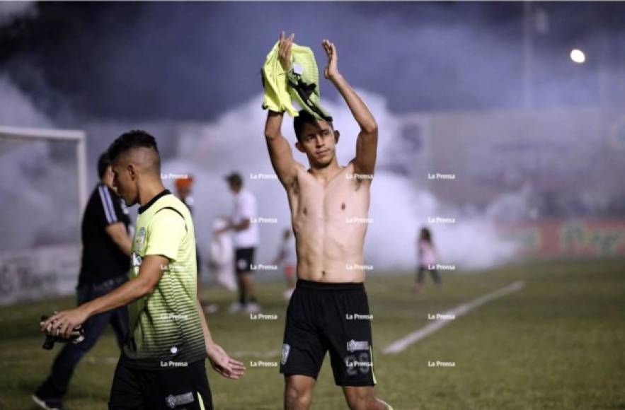 Juan Ramón Mejía aplaude el apoyo de aficionados del Real de Minas.