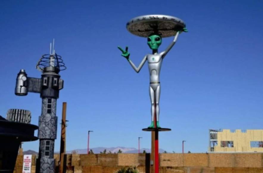 De la nada más de un millón de personas confirmaron a través de las redes sociales, su asistencia al asalto de la misteriosa Área 51, una zona militar en la que las Fuerzas Armadas de EEUU almacenarían pruebas de vida extraterrestres, según apuntan desde hace décadas diversas teorías conspirativas.