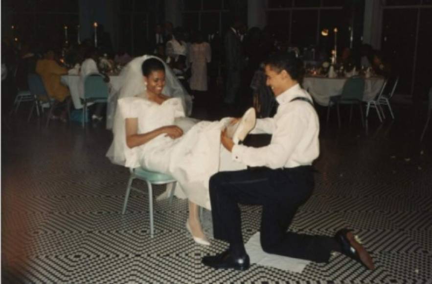 Michelle lucía un vestido blanco radiante y hermosa mientras que Obama con un traje negro y camisa blanca que lo hacía lucir elegante.