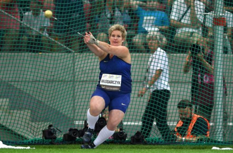 ATLETISMO. El martillo y a volar. Anita Wlodarczyk, de Polonia, impuso un récord mundial en la competencia de lanzamiento de martillo en el estadio Memorial de Varsovia.
