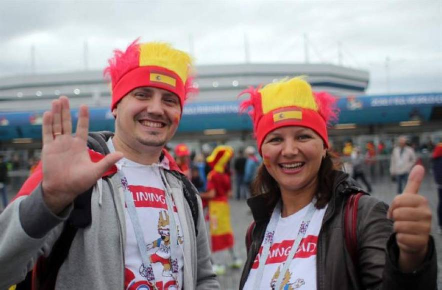 Las españolas también llegaron con sus parejas al Kaliningrad Stadium.