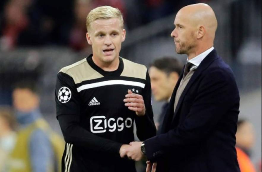 El director técnico del Ajax, Marc Overmars, dijo este jueves que el club estudia mejorar los contratos del centrocampista Donny van de Beek y del entrenador Erik ten Hag para asegurar su permanencia la próxima temporada.