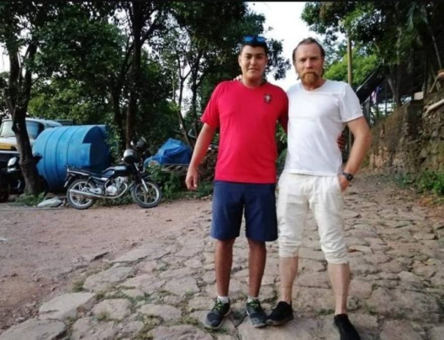 Según compartió el portal hondurasisgreat.org, el actor ya ha sido reconocido por algunos locales. En la foto posa junto a un hondureño en Choluteca.<br/>