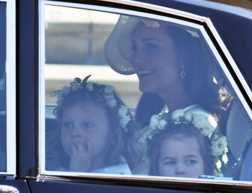 3- Kate Middleton llega de sorpresa<br/><br/>Pese a que se especuló que no llegaría por estar con licencia de maternidad, la esposa del príncipe William llegó muy sonriente junto a sus hijos, George y Charlotte, que participaron en el cortejo.