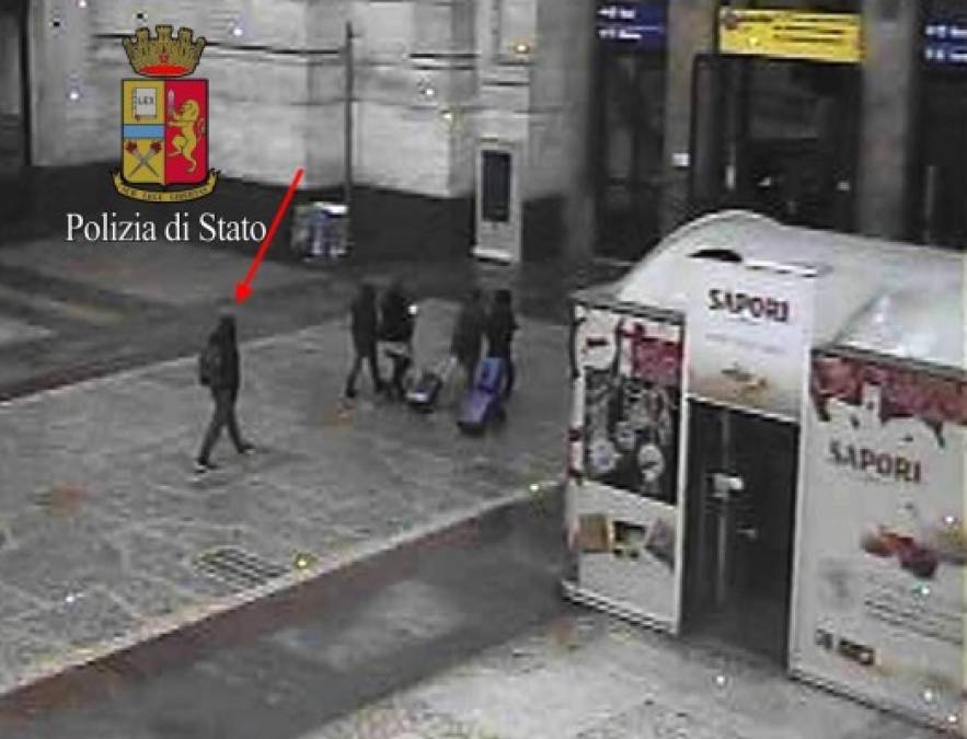 ITALIA. Amri muy tranquilo en Milán. Imagen que señala al tunecino Anis Amri, sospechoso del atentado de Berlín, en la estación ferroviarria de Milán. FOTO: EFE