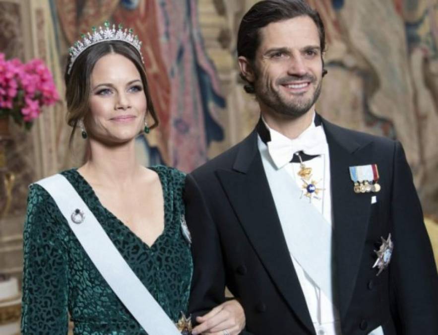 Desde el 16 de abril la princesa Sofía, esposa del príncipe Carl Philip y miembro más resistente de la familia real sueca desde su matrimonio en 2015, se ofreció como voluntaria del hospital Sophiahemmet de Estocolmopara apoyar a los trabajadores de la salud allí.