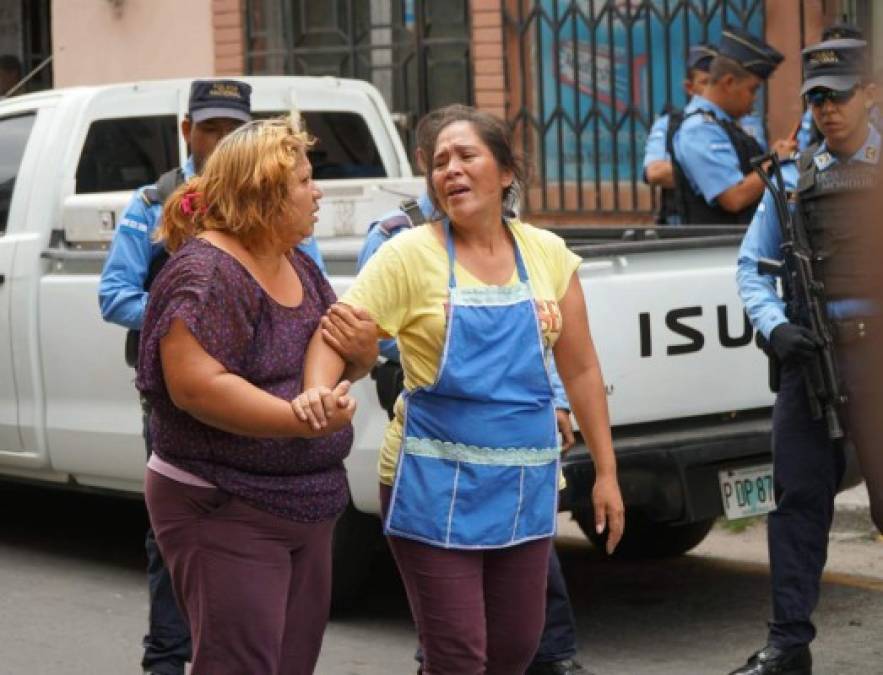 'Los policías lo mataron. Lo único que puedo pedir es que me devuelvan a mi hijo', expresó. La acongojada madre manifestó que Christopher era el hijo que le ayudaba en su negocio de venta de comida en el centro.