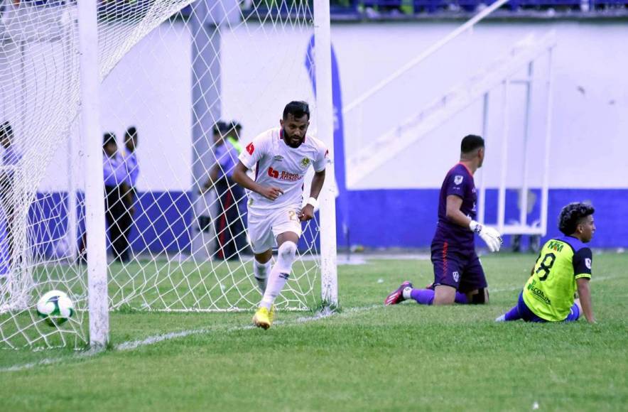 Jorge Álvarez corriendo a celebrar su gol para la remontada del Olimpia, 1-2 contra Olancho FC.