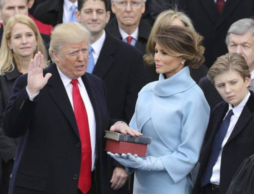 El sombrío atuendo de la primera dama contrasta con el traje azul cielo de Ralph Lauren que eligió para la toma de posesión de su esposo hace cuatro años.