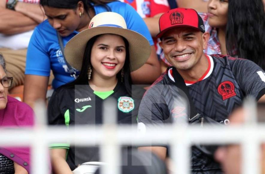 Una pareja de aficionados, Olimpia-Marathón, en las gradas del coloso capitalino.