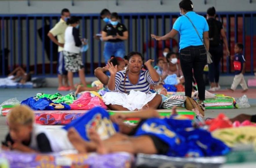 Muchos de los damnificados temen ir a los albergues por la pandemia de coronavirus.