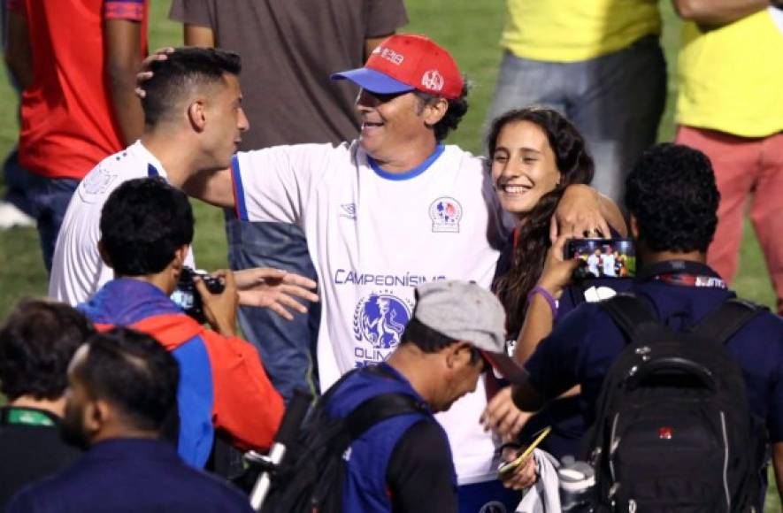La emoción de Pedro Troglio con sus hijos que viajaron desde Argentina para acompañarlo en la etapa final del torneo.