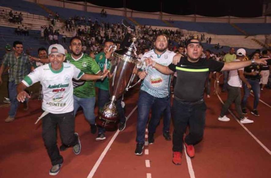 La afición del Platense con la Copa .