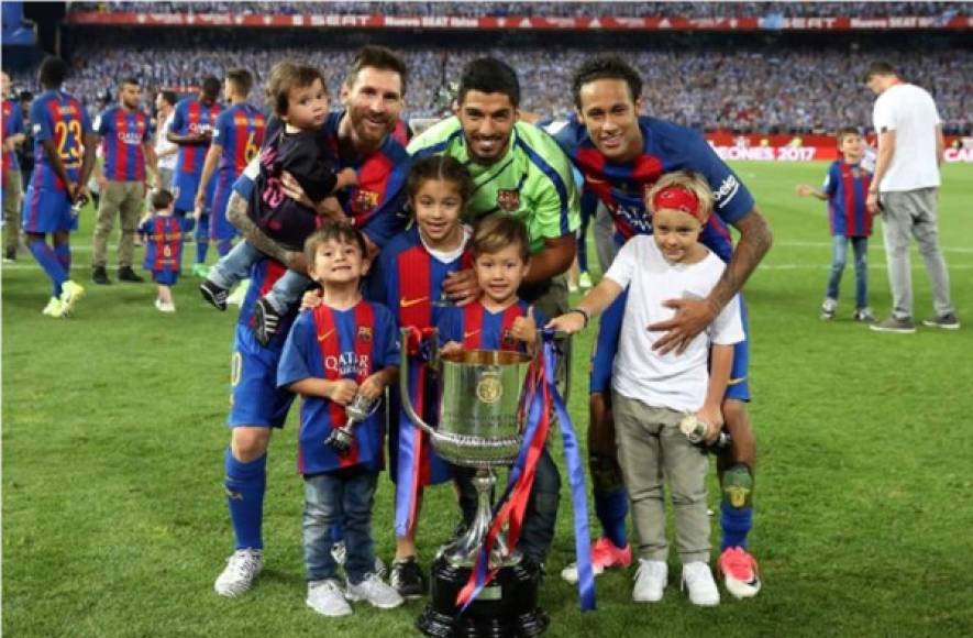 La MSN (Messi-Neymar-Suárez) posaron junto a sus hijos.