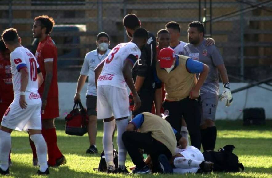 Carlos Pineda fue atendido en el campo tras la agresión de Obed Enamorado. Foto Edgar Witty