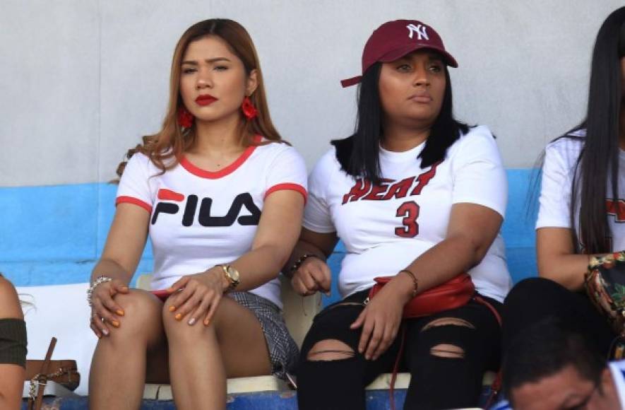 Cecilia Landa (izquierda) es la hermosa novia del futbolista hondureño del Olimpia, Deybi Flores, y estuvo en las gradas del Nacional.