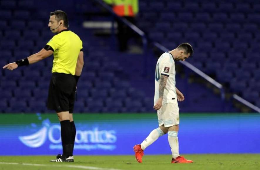 La decepción de Messi luego de que el árbitro señalara la anulación de su gol.