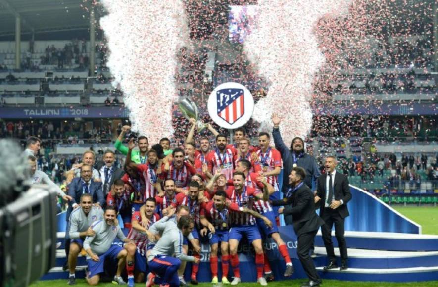 La foto de la celebración del Atlético de Madrid con la Supercopa de Europa. Foto AFP