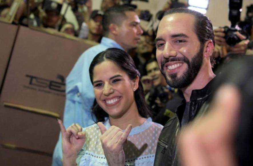 Salvadorean presidential candidate Nayib Bukele (R), of the Great National Alliance (GANA), and his wife Gabriela Rodriguez, pose after voting during the Salvadorean presidential election at a polling station in San Salvador, on February 3, 2019. - Polls opened Sunday in El Salvador's presidential elections amid heavy security as voters look for change in a country beset by gang violence and widespread poverty. (Photo by Marvin RECINOS / AFP)