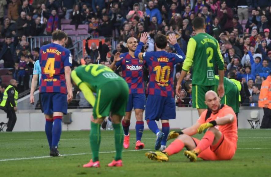 Messi se abraza con Martin Braithwaite, quien le dio la asistencia para su cuarto gol del juego ante Eibar.