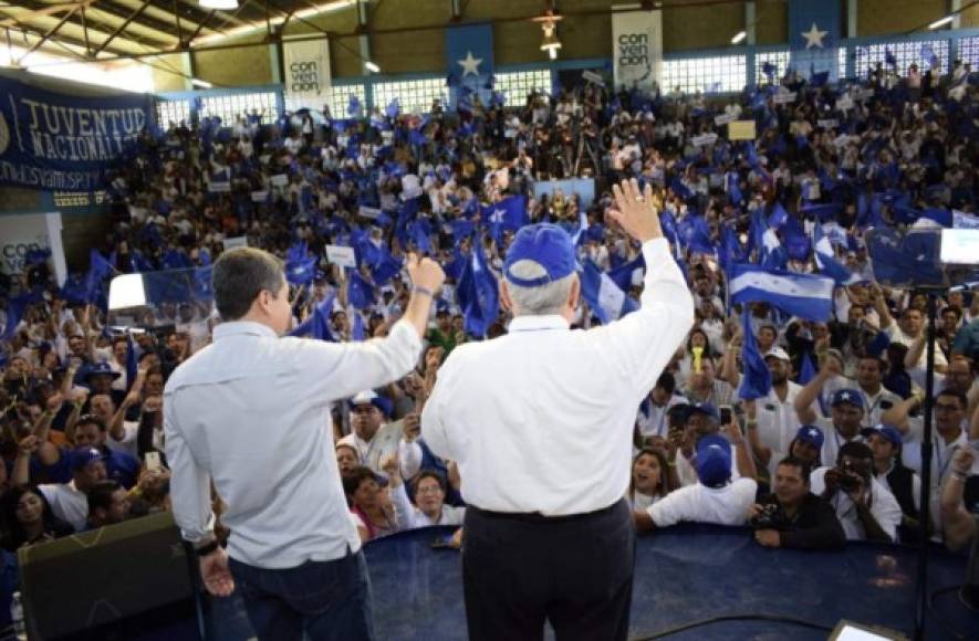 En redes sociales se compartieron varias fotografías de la convención nacionalista. Muchos usaron el hashtag #UnidadTotal