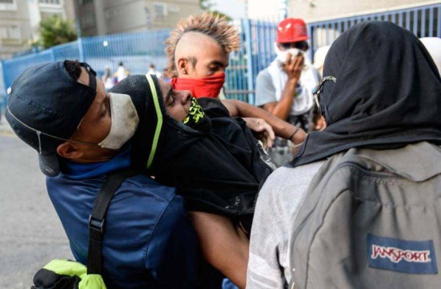 La oposición por su parte, reportó decenas de manifestantes heridos durante la fuerte represión de las fuerzas de seguridad bolivarianas.
